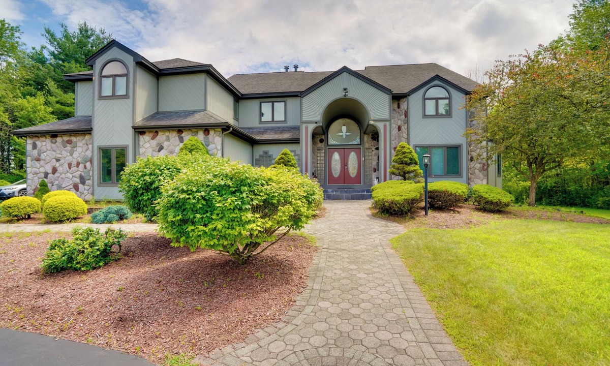 Niskayuna House | Pool Table + Deck: Luxury Mansion in Niskayuna!