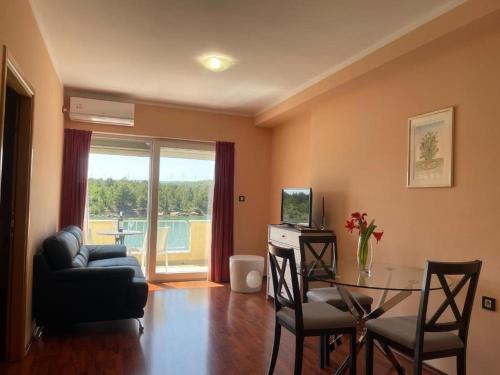 Krusevo Apartment | Pool view apartment with balcony in Obrovac