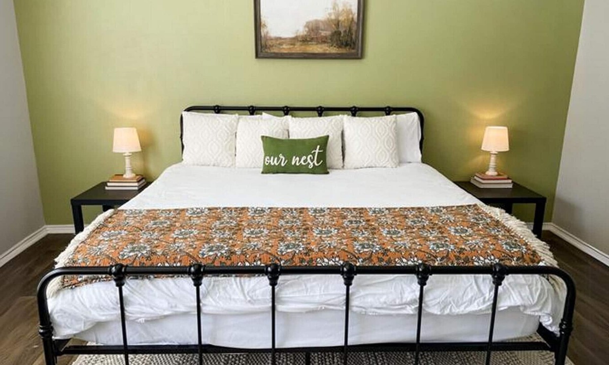 South Side Condo | Pool View Escape - Near Shops & Dining