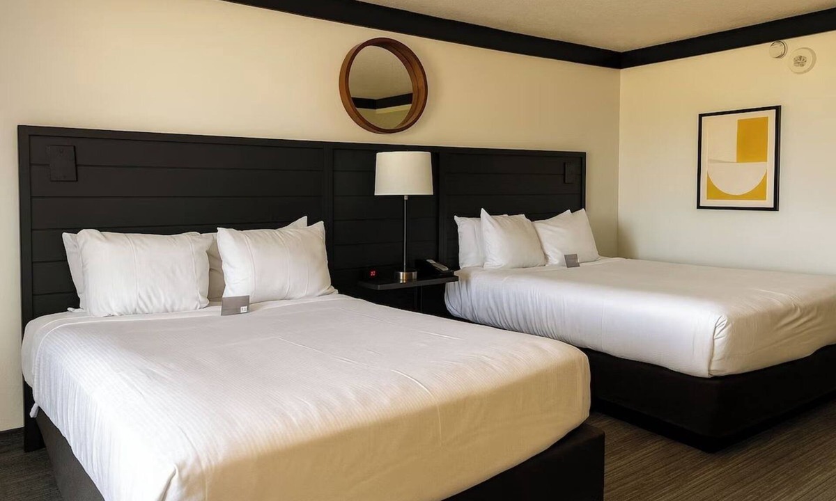 Las Vegas Hotel | Pool View Queen Unit at OYO Las Vegas | Lounge and Casino Access