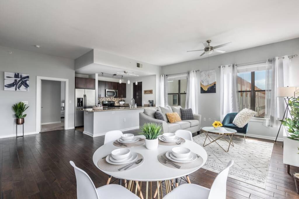 Dallas Apartment | POOL VIEW TWO BEDROOM SUITE CENTRAL DALLAS FREE PARKING INTERNEt
