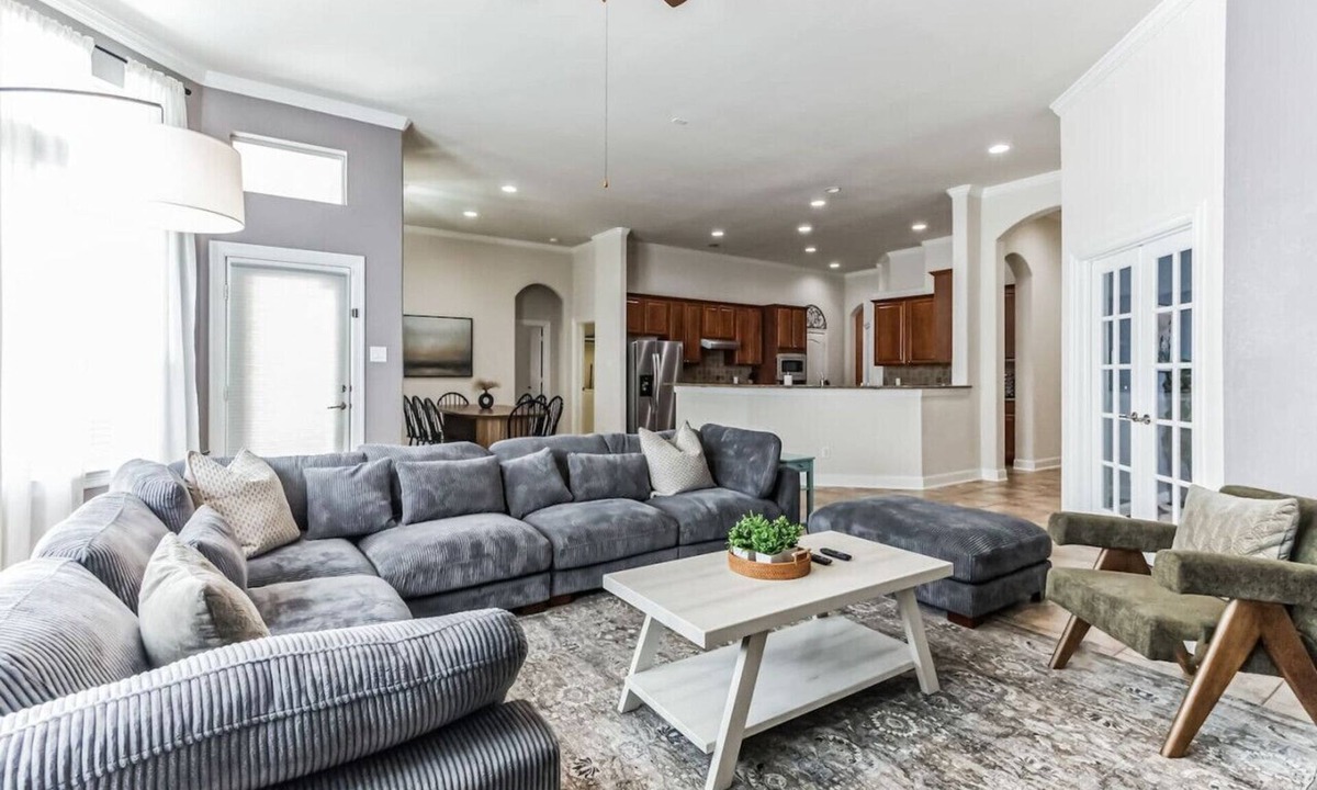 Lake Houston House | Pool Volleyball Oasis |Sleeps 18