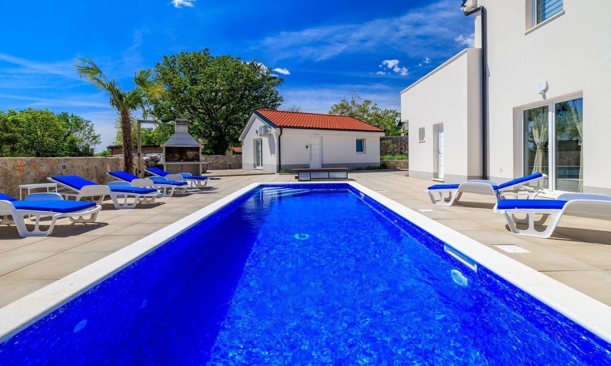 Kras Apartment | Pool with salt electrolysis not far from the healing mud bay