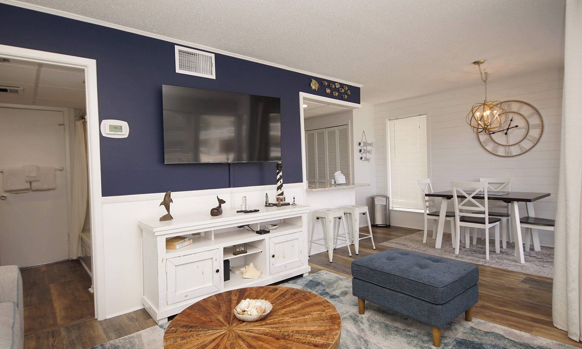 Holiday Isle Condo | Poolside Destin Condo + Free Beach Service