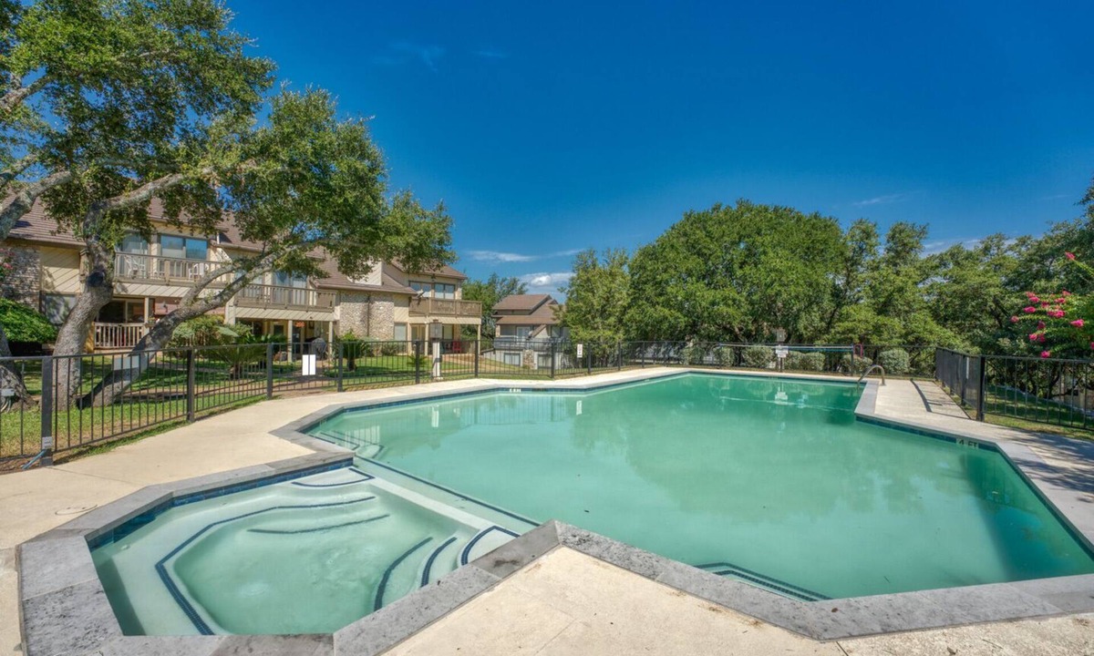 Horseshoe Bay House | Poolside Escape Town house