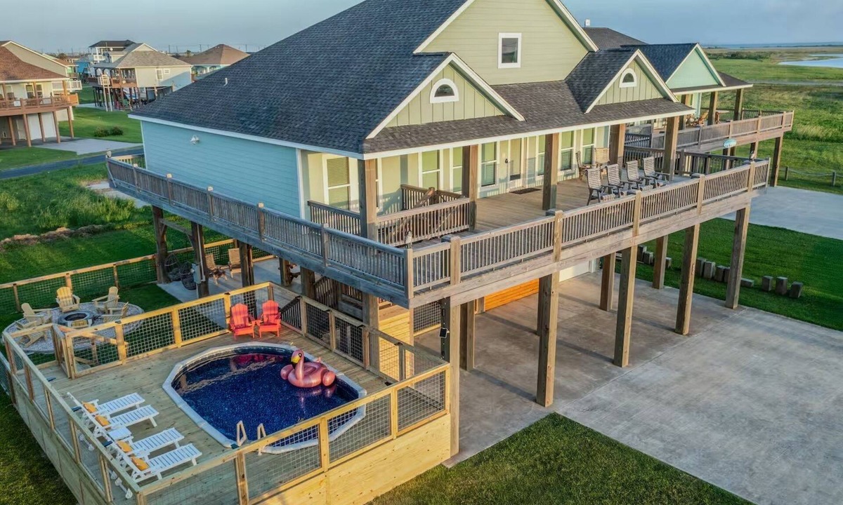 Port Bolivar House | Poolside Family Fun w/Slide & Sun—4 Min to Beach!