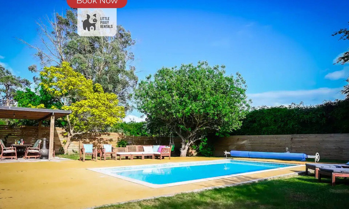 Luton House | Poolside Family Escape | Luton
