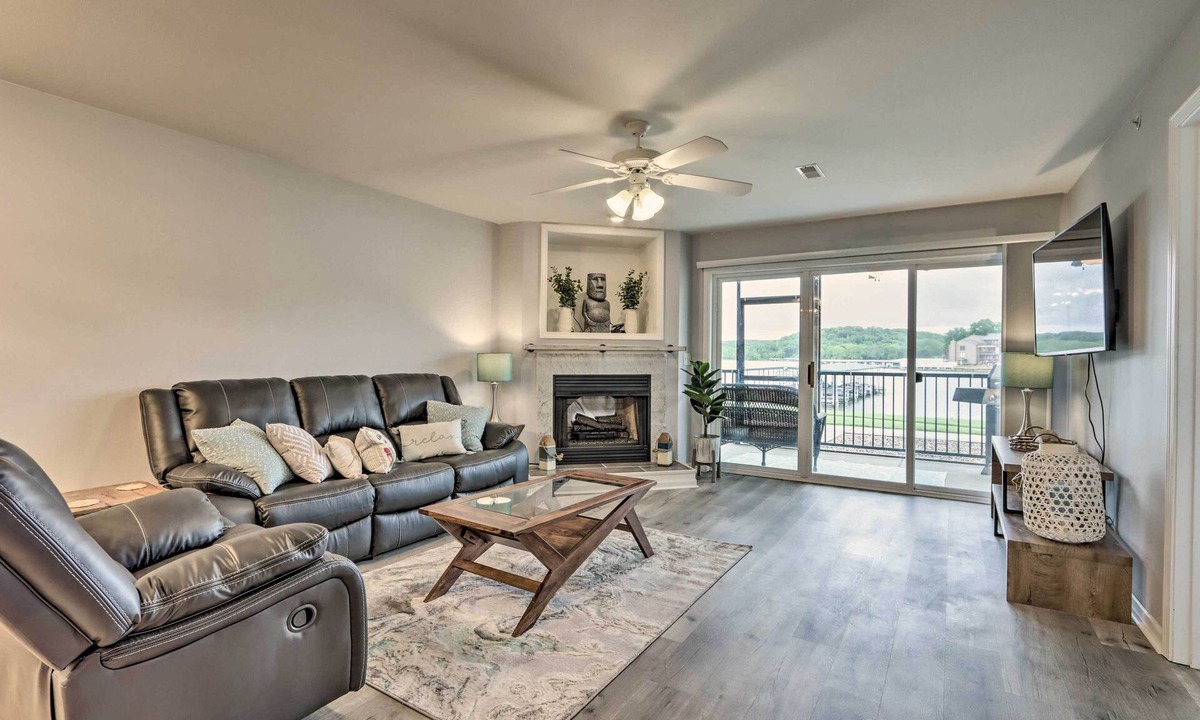 Camdenton Condo | Poolside Fun! Lake-View Camdenton Condo
