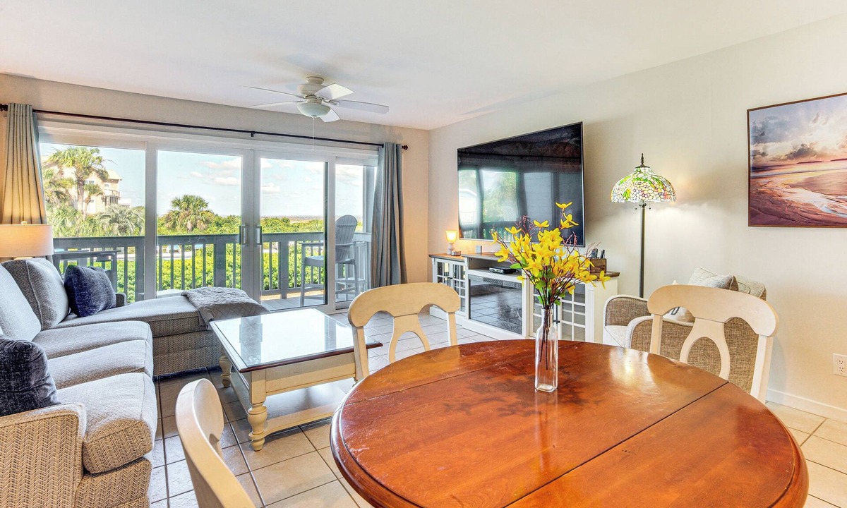 Beaufort Apartment | Poolside Fun & Ocean Strolls: Harbor Island Haven!