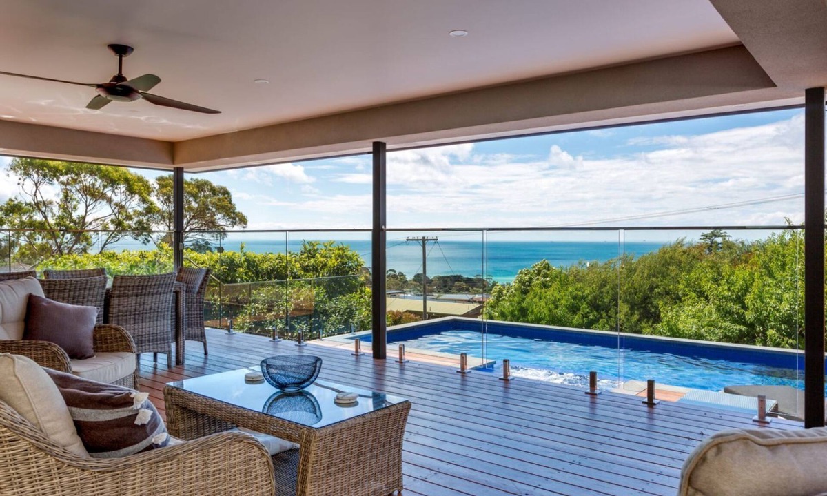 Dromana House | POOLSIDE GETAWAY - DROMANA