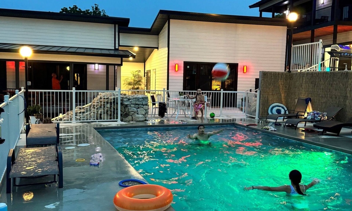 Indian Point Villa | Poolside King Villa 3-Min to SDC, Heated Pool/HTub