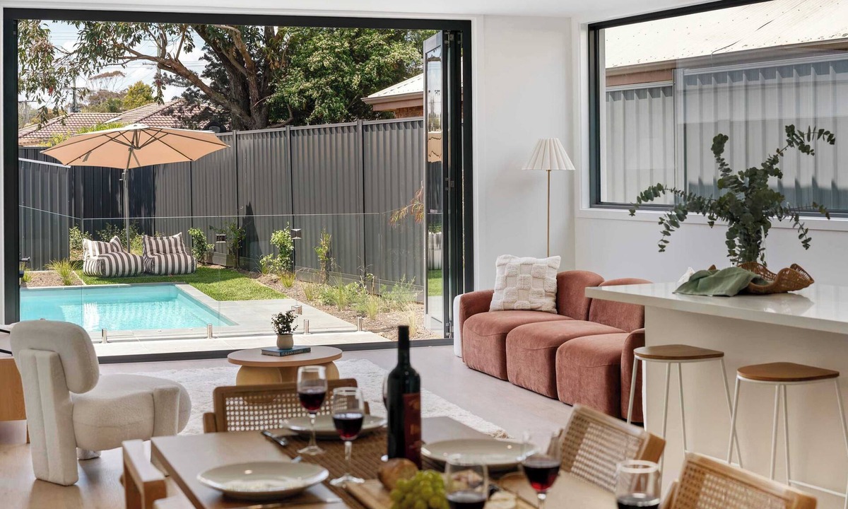 Mornington House | Poolside Luxury Villa - Heated Pool, Beach 3min