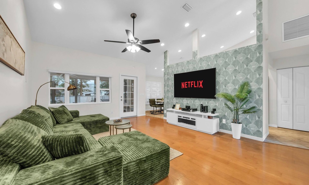 Candler House | Poolside Paradise - 3 BR with Game Room & Pool Table!