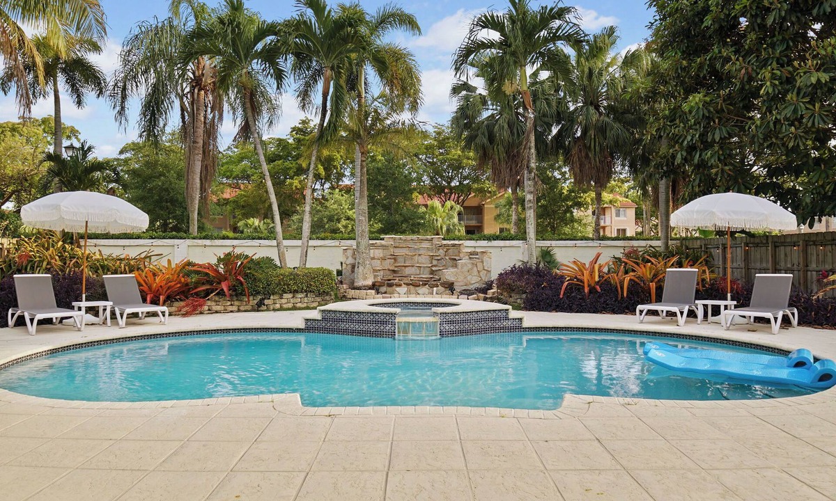 The Hammocks House | Poolside Paradise: Cozy Miami Getaway