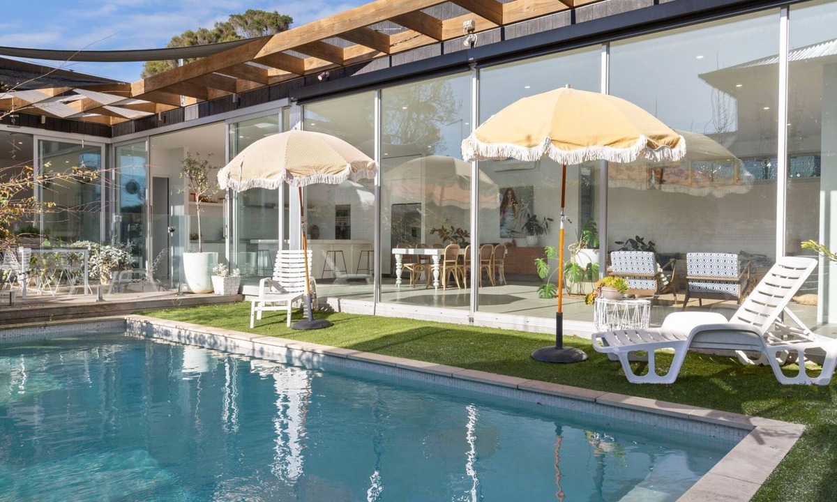 Mount Eliza House | POOLSIDE PARADISE - MOUNT ELIZA