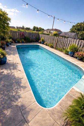 Thorold House | Poolside Paradise minutes away from the Falls