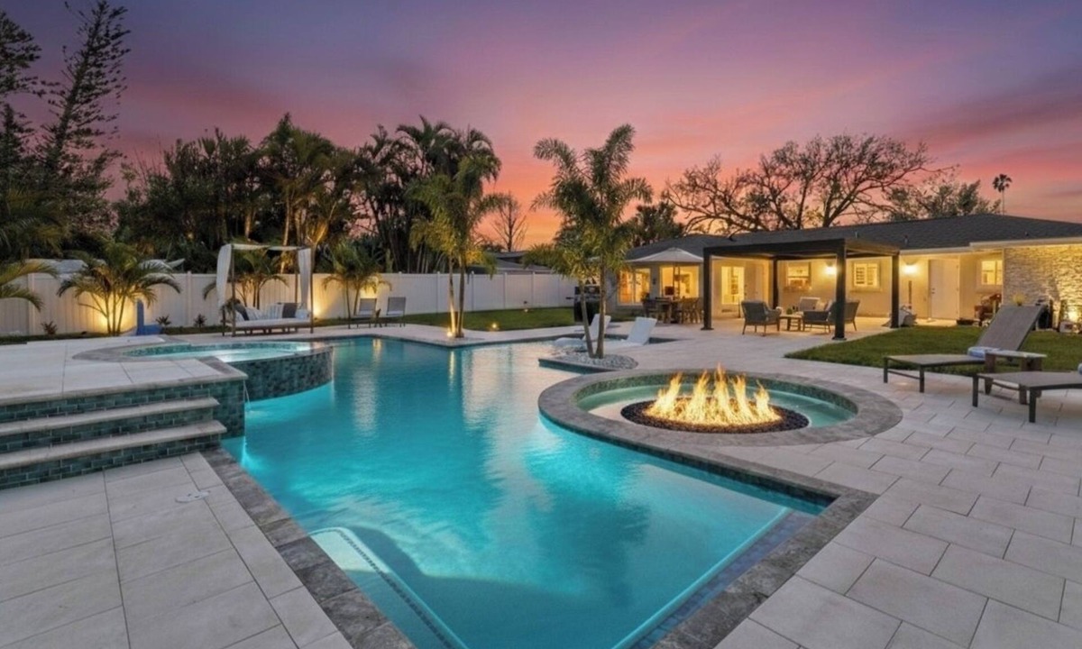 Southgate House | Poolside Paradise with Brand New Spa & Saltwater Pool – Minutes to Siesta Key