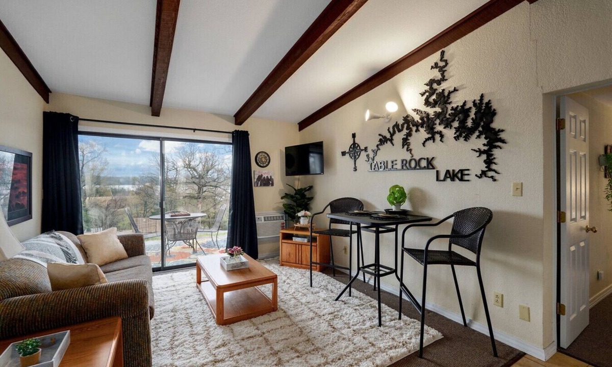 Kimberling City Condo | Poolside Retreat at Kimberling Crossing