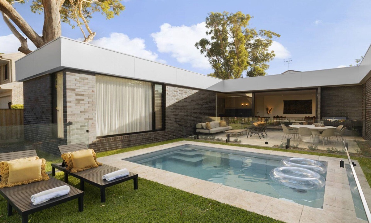 Hawks Nest House | Poolside Retreat, TOP NOTCH