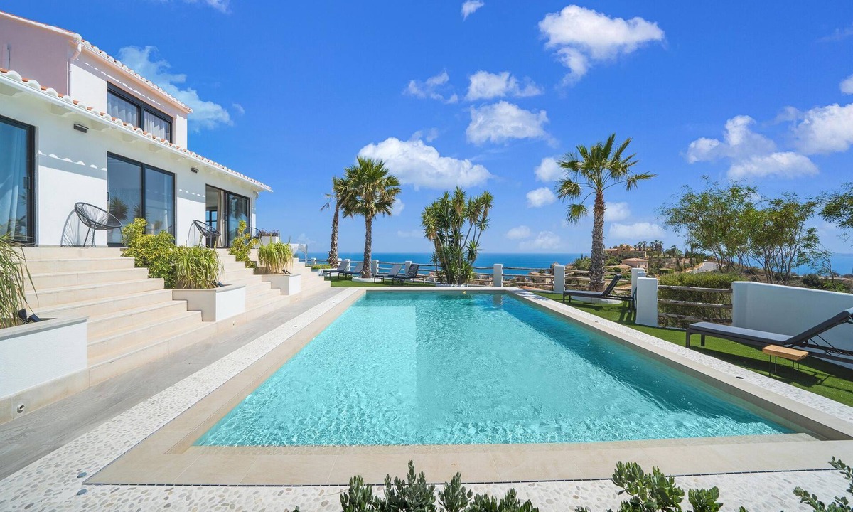 Coveta Fuma Villa | Poolside Stay with Ocean Views