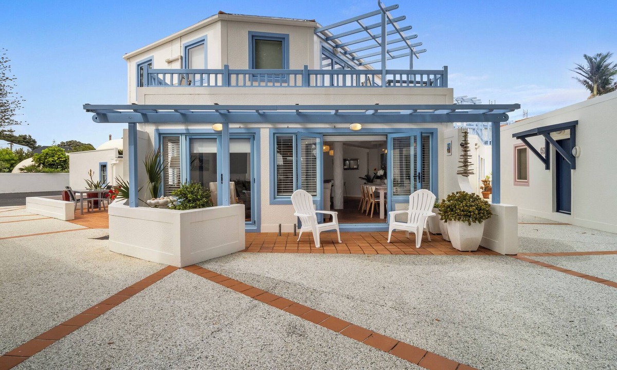Orewa Cottage | Poolside Waterfront - Orewa Oceanside Villa