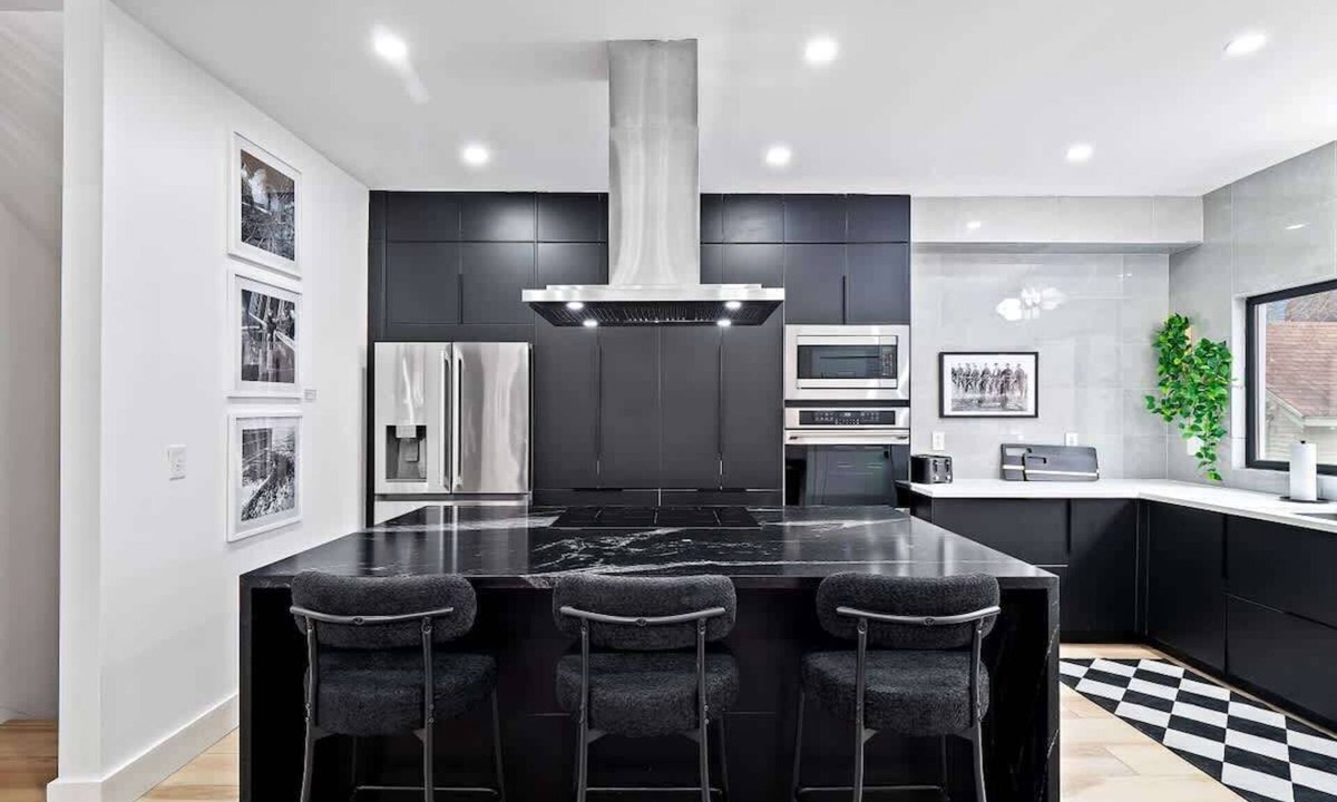 Highland Square House | PoolTable|Hot Tub|FirePit|Games|Bunk Slide|Wet Bar