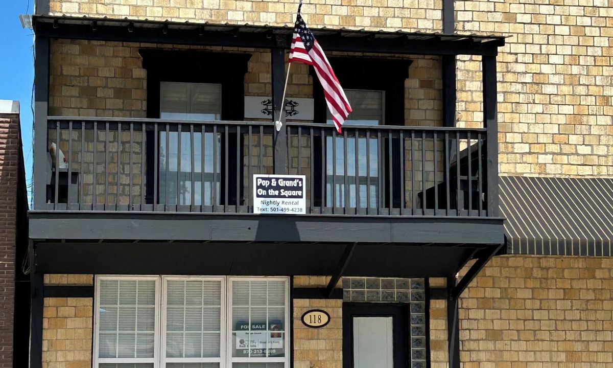 Mountain View Apartment | Pop & Grand's on the Square! Apartment with a balcony on the square