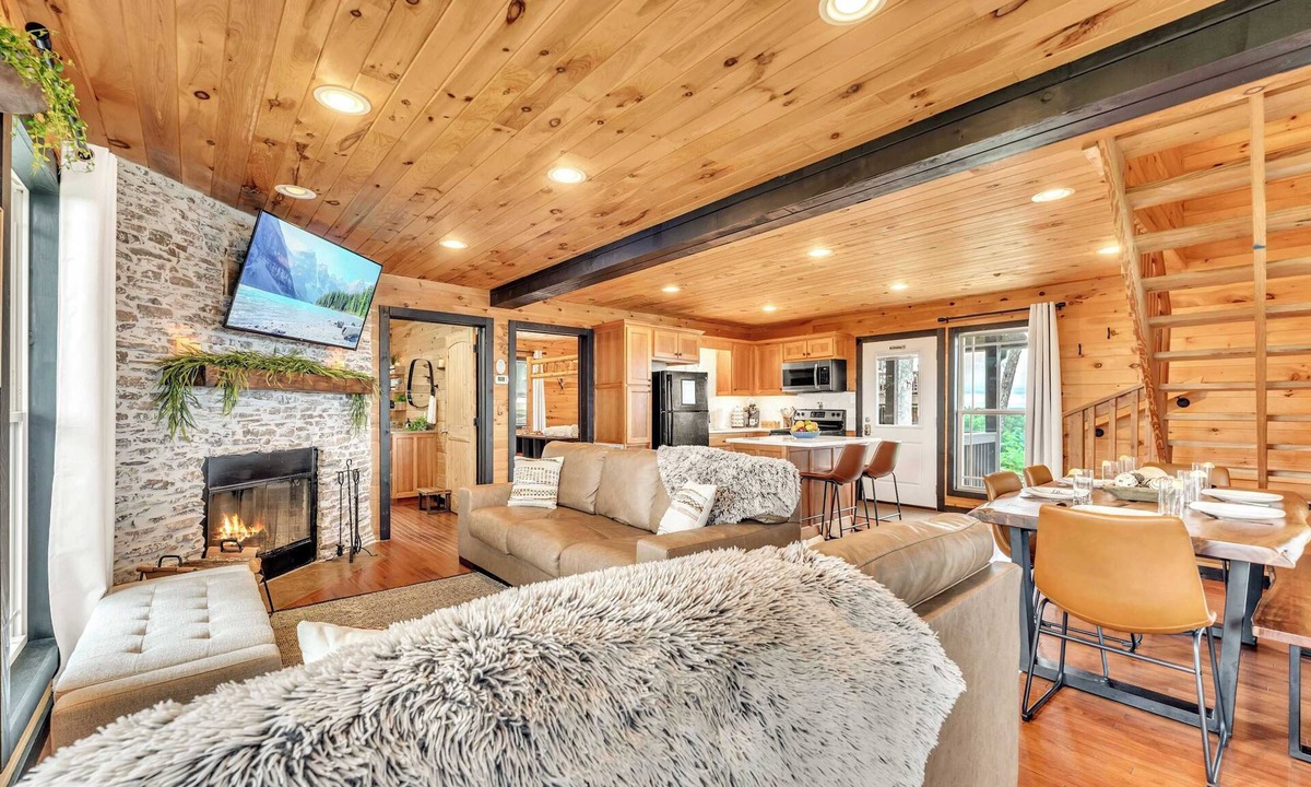 Bryant Cabin | Pop & Granny's cabin with a fire pit, hot tub, & indoor pool!