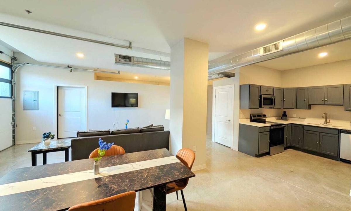 Central West End Apartment | Popular 1st Floor King Bed Apartment Near Barnes 102