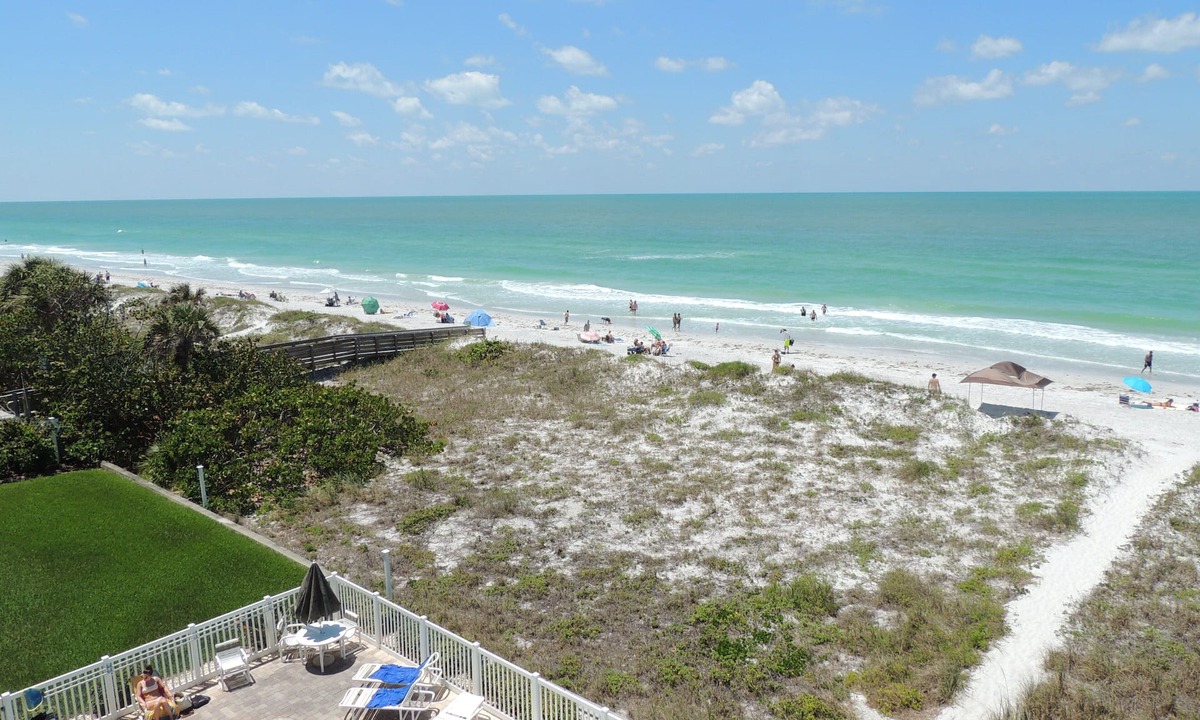 Independence Square Condo | Popular Beachfront Condo w/Pool & Beach Gear Provided