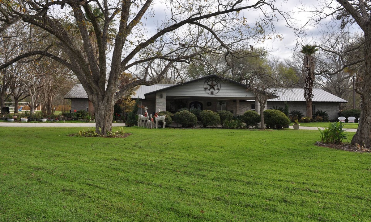 Seguin House | Popular large river home pool, pickelball, basketball, volleyball, nice area