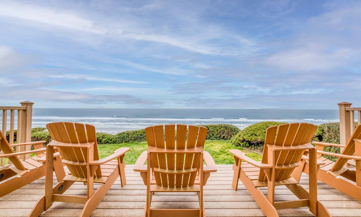 South Beach House | Popular Single-Level Newport Oceanfront w/Panoramic Views, Deck + Fireplace!