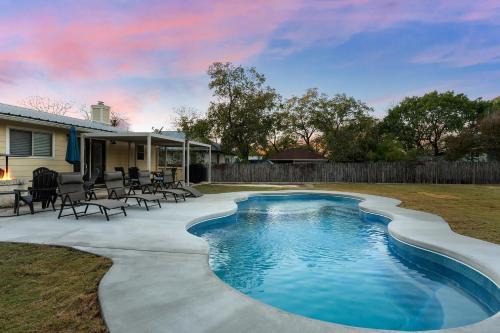 Fredericksburg House | Porch & Pour - Hot Tub & Fire Pit