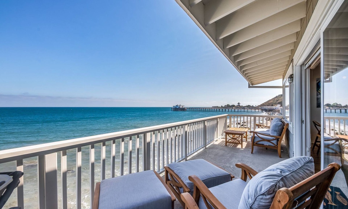 Eastern Malibu Apartment | Porpoise - Beachfront Penthouse on Dry Sandy Carbon Beach