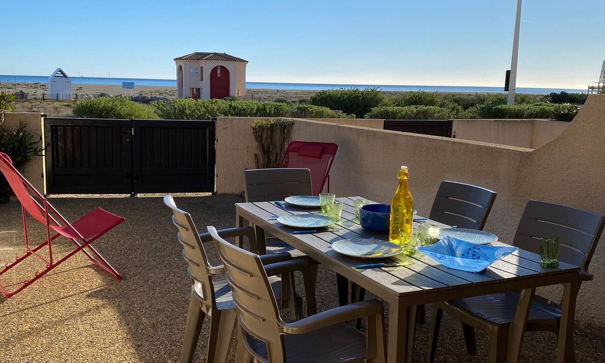 Leucate Villa | Port Leucate: T2 Mezzanine Villa, A/C, Pets <10kg OK, 5 pers., Seafront, PKG