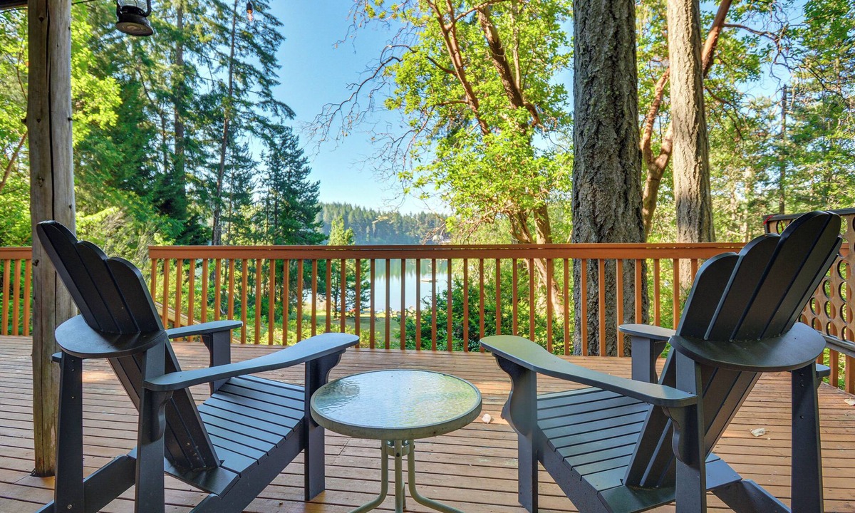 Burley Cabin | Port Orchard Lakefront Cabin w/Fire Pit & Grill!