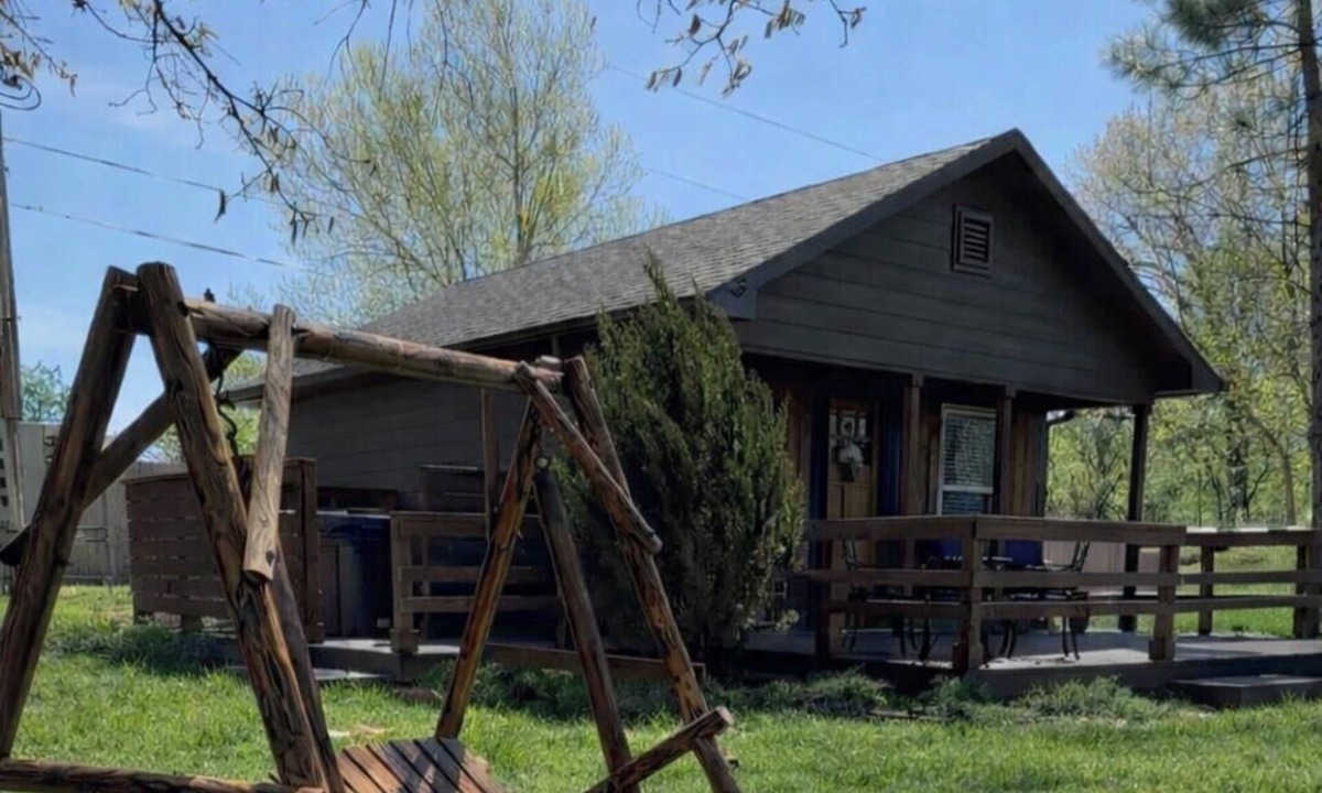 Cleora Cabin | Portside Paradise updated cabin w hottub