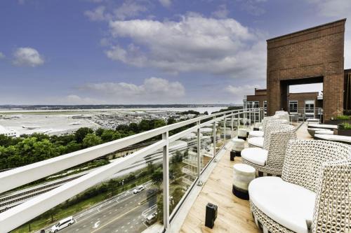 Crystal City Apartment | Posh 2BR Retreat Gym Prkng and Scenic Rooftop
