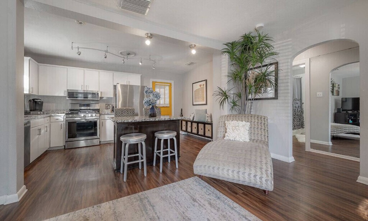 Ybor City House | Posh spacious pool house in the Heights.