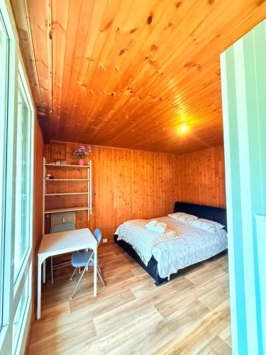 Aulnay-sous-Bois House | Positive country