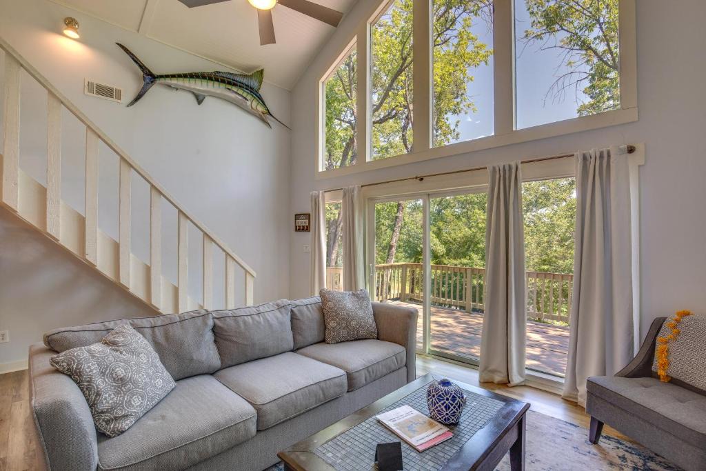 Pottsboro House | Pottsboro Cabin with Deck - 1 Mile to Lake Texoma!