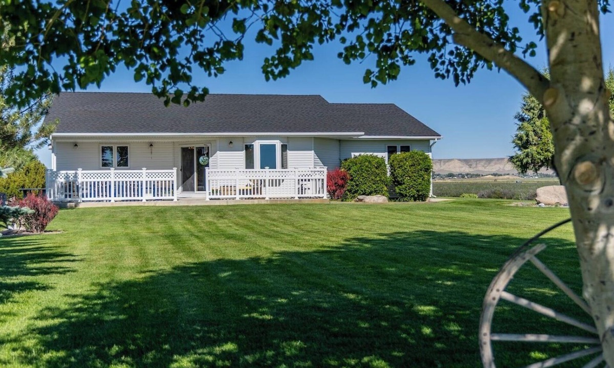Powell House | Powell Farmstead Retreat- Dog Friendly, Comfortable Family Retreat