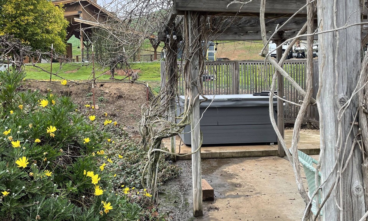 Exeter House | Powell Ranch-Pool & Jacuzzi on Beautiful Farm