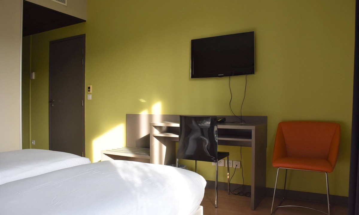 9th Arrondissement Apartment | Près du métro | Chambre Twin + Bureau & Internet