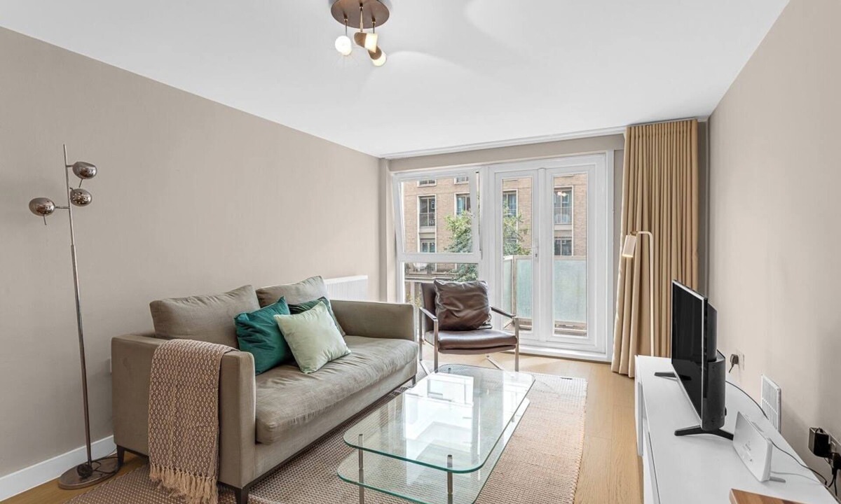 Churchill Apartment | Practical 2-Bed Flat with Outdoor Space