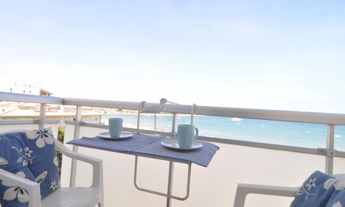 L'Escala Apartment | Practical apartment with sea views, Wifi and air conditioning included