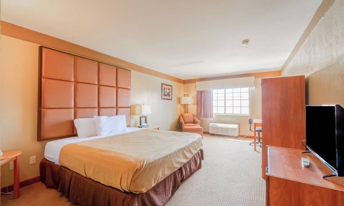 Beeville Hotel | Practical Guest Room w/King Bed Near Regional Routes & Incredible Pricing