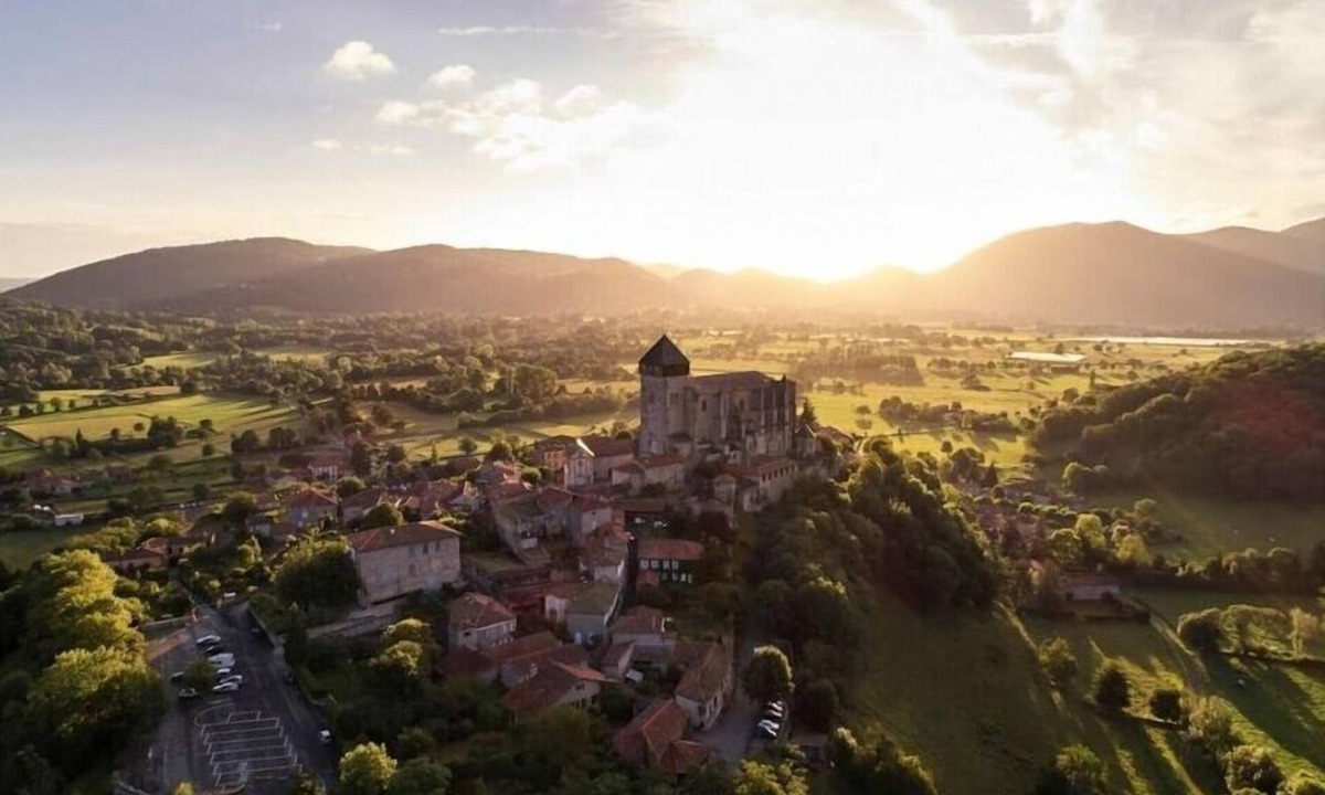 Loures-Barousse House | Pradia's Modern Retreat