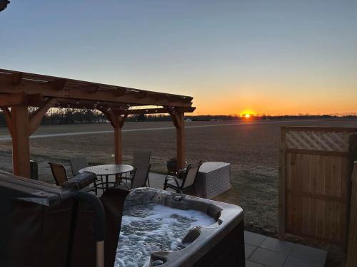Sullivan House | Prairieview Cottage Retreat - Hot Tub Sunsets