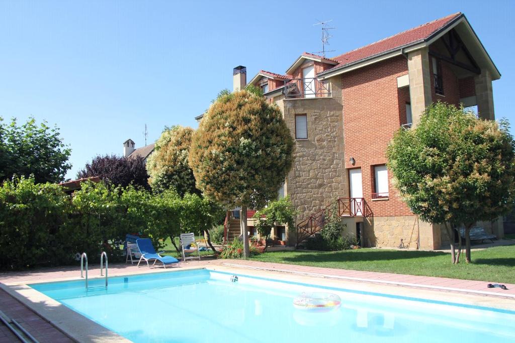 Haro House | Preciosa casa independiente con piscina cubierta y gran jardín privados